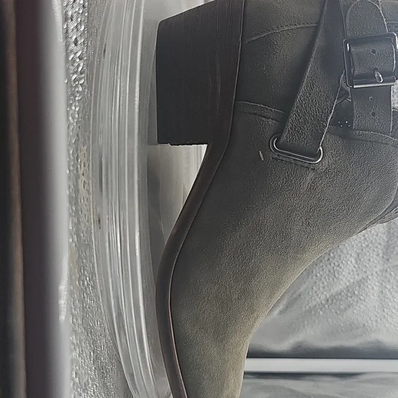 A Vince Camuto womens Olive Green ankle boots size 6W - Picture 5 of 15